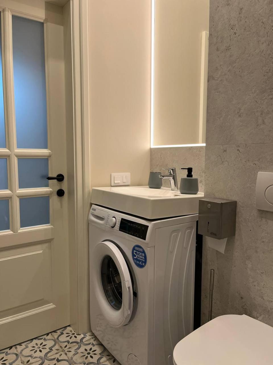 Lucky Apartmens In Centre Lviv Bagian luar foto