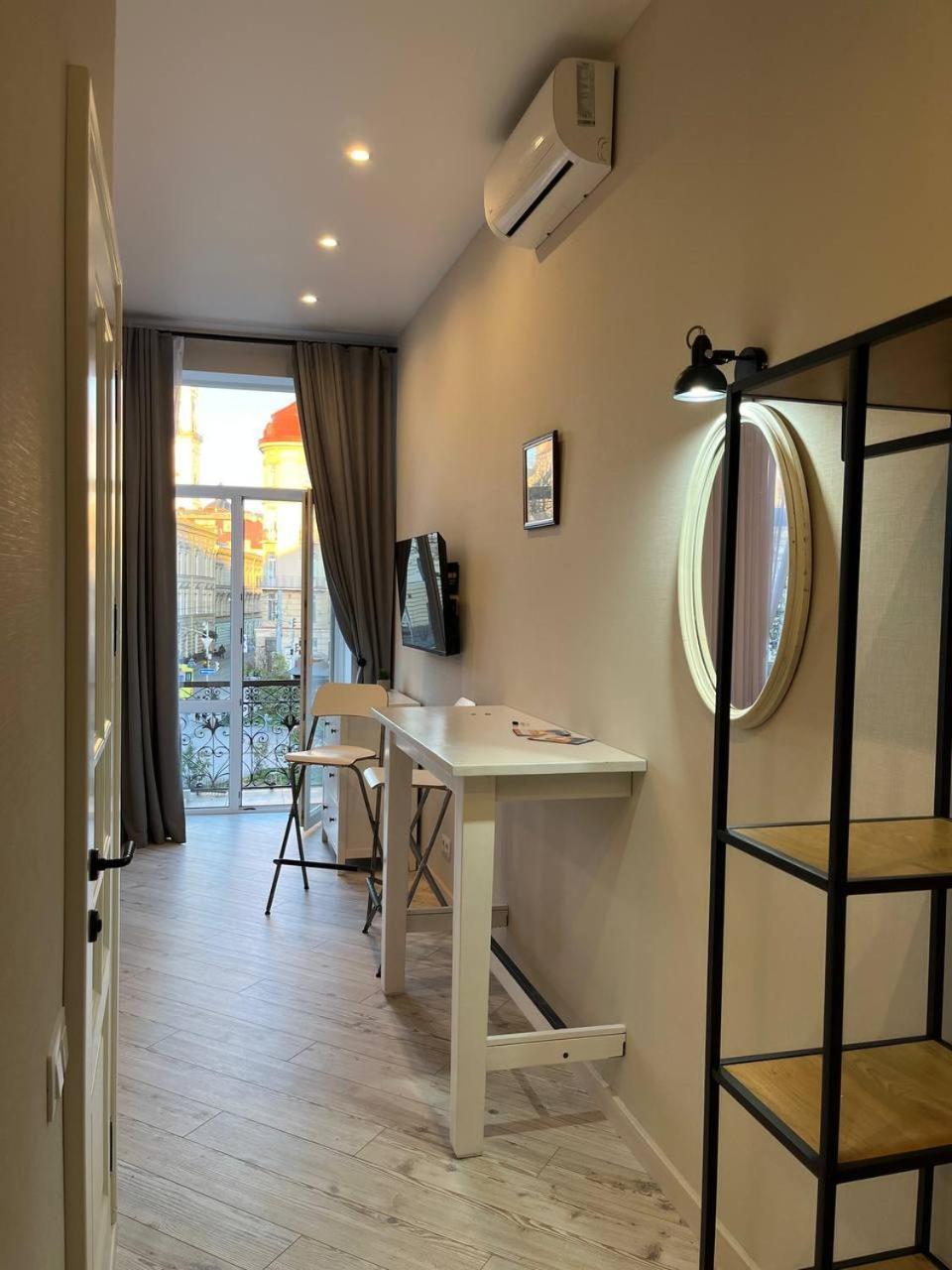 Lucky Apartmens In Centre Lviv Bagian luar foto